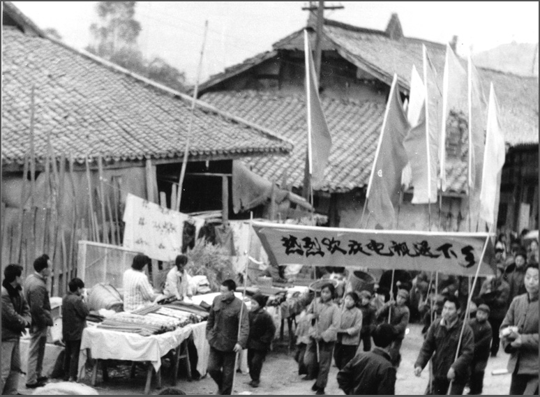 這可能是中國第一場“家電下鄉(xiāng)”，當(dāng)時長虹在春季把彩電免費(fèi)送下鄉(xiāng)，秋天豐收后農(nóng)民有錢了再去收錢