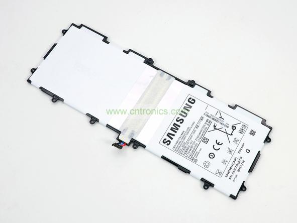 取出電池前要把周圍的帶狀電纜先拔出來，這個比較容易。Galaxy Note 10.1的電池容量為7000mAh,3.7V，預計續航時間8小時左右，重約136克，占據了整體重量的23%。不過為了減少機身厚度，電池做得很薄。