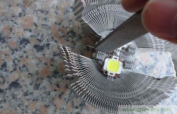 變廢為寶！風扇散熱器變身山寨LED燈