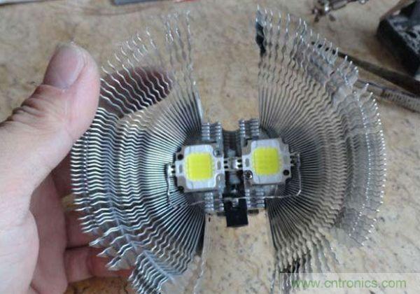 變廢為寶！風扇散熱器變身山寨LED燈