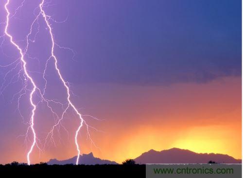 【導讀】處于空間變化的強電磁場中的物體，由于電磁感應，在其內部就會產生很高的感應電動勢，很容易造成意外。現在家用電器的也采取了各種相應的防護措施，特別是雷電的防護，不要以為在家里的電器就不怕雷電哦，“家里”也不安全的，所以雷天下電器防雷常識還是不可少的。  家用電器的防護，除了避免人為損壞外，諸多不可抗力因素所帶來的損壞也要采取相應的防護措施，特別是雷電的防護。雷電流在50～100微秒的時間內，從０變化到幾萬安，再由幾萬安變化到０，在其周圍空間會產生瞬變的強電磁場。處于空間變化的強電磁場中的物體，由于電磁感應，在其內部就會產生很高的感應電動勢。以前，由于它的成災概率極小，沒有引起人們的注意，但隨著微電子技術的重大進展，超大規模集成電路誕生，它的能耗小、靈敏度極高等特點，使得其容易被損壞。          在建筑物內，大量布設著各種導體線路。當建筑物遭受雷擊或其周圍發生雷擊時，雷電流將在建筑物內部空間產生瞬態磁場脈沖，這種磁場脈沖干擾上述回路后，將在回路中感應出瞬態過電壓，危及這些回路相連的設備。雖然建筑物做好了防雷措施，但建筑物不可避免的會出現露洞。比如大面積的門窗可以讓電磁波入侵來去自由，輸電線路引雷入室等等。甚至有些電器還是露天使用的，因此應做好電器防雷。 6   電力系統因其裸露而置于高空，是最易遭受雷擊的。20世紀初，在電力系統應用到輸電線中上時創造了避雷線，即接閃器是一根或兩根架設在輸電線上方的接地鋼線，也就是前面所稱的“避雷線”。由于它簡單有效，所以在房屋建筑上也推廣了這種形式的接閃器，將它安裝在房屋上容易發生雷擊的地方，起到避雷的作用?，F在許供電線路采用地下電纜，對防雷有了很大的幫助。但高壓運輸還是必須架空明線，因此，必須使用避雷線。          人們通常用過壓保護器來保護電器。其防雷原理是：這種保護器有兩個端口，電器電源火線與零線分別各接保護器的一個端口，每個保護器另一端再接地，通過間隙擊穿達到對地放電的目的。在正常工作電壓下，避雷器間隙不會被擊穿，當過電壓沿導線傳過來危及被保護設備的過電壓時，避雷器間隙很快被擊穿，對地放電，使大量的電荷都泄入到大地，從而限制了被保護設備的輸入電壓，起到了保護設備的作用。過電壓過去以后，間隙能迅速恢復，使電器正常工作。一些高檔的電器自帶保護器，但是還有許多的電器沒有這一裝置。因此，應在入戶電線接上保護器。在雷暴天氣時，如果沒有特別的用電要求，最好將入戶總閘關閉。          微電子技術的發展，用電器大量使用集成電路。雷電發生時的電磁效應是集成電路的克星。而現在使用集成電路最多的莫過于計算機了，為了防止電磁感應對其的破壞，計算機的主機外殼一般由金屬制成。利用金屬的靜電屏蔽和對電磁波的趨膚效應，對防止感應雷有很好的效果。