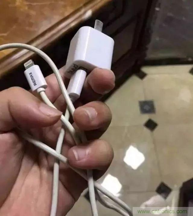 拆了個電容之后，我的iPhone也會自動訂房了