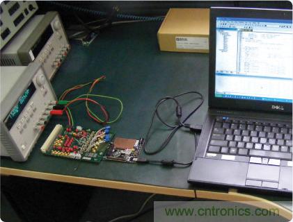 ADuC7026提供可編程電壓，用于評估多電源系統